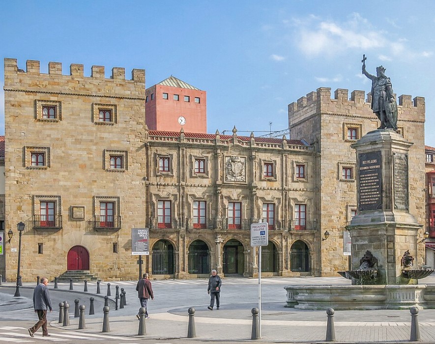 Monumento a Don Pelayo Gijón