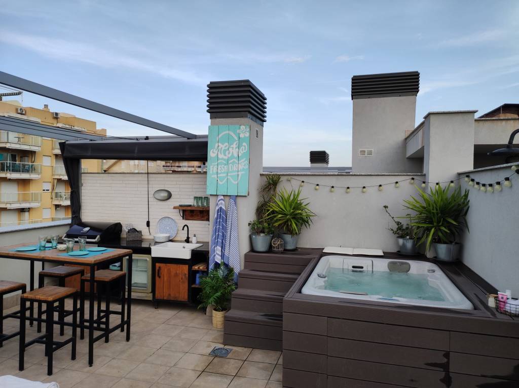 Ático con jacuzzi, barbacoa y zona de estar apartamento Paraíso Beach.