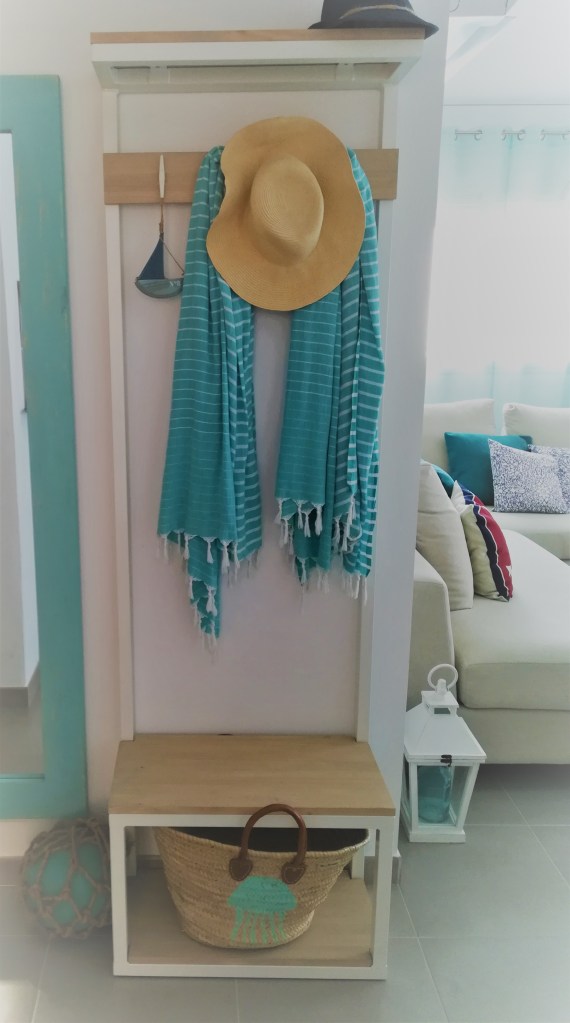 Entrada al apartamento Paraíso Beach mueble y espejo