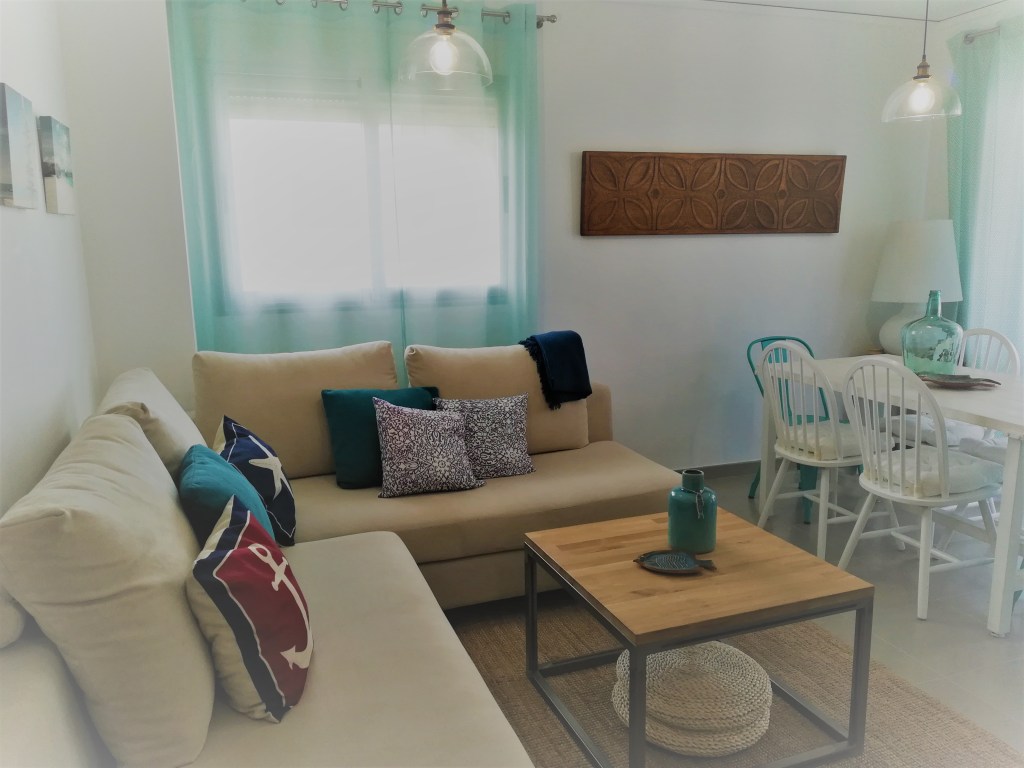 Salón del apartamento Paraíso Beach, sofás y mesa de centro