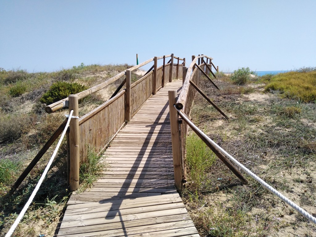 Pasarela a la playa Guardamar de la Safor apartamento Paraíso Beach