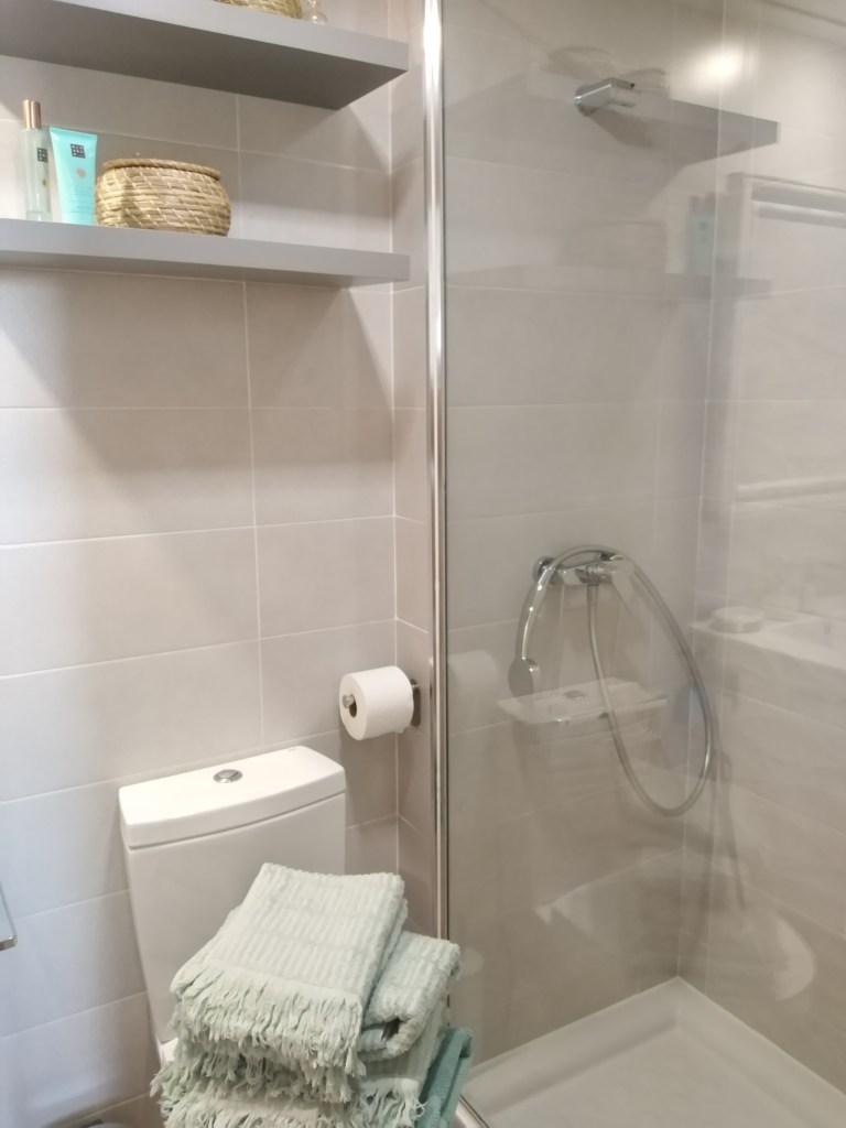 Baño en suite apartamento Paraíso Beach, con ducha