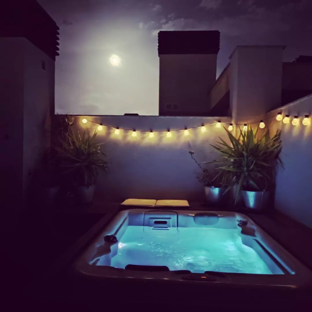Ático con jacuzzi, barbacoa y zona de estar apartamento Paraíso Beach.