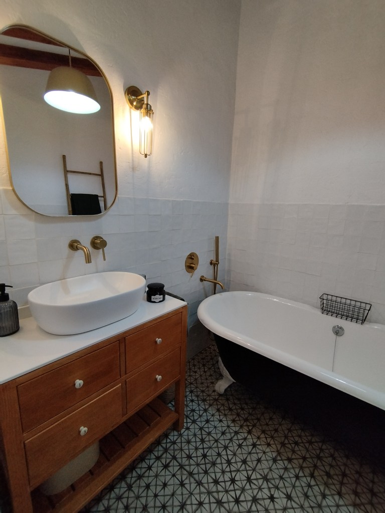 Baño en suite, lavabo y bañera de patas Casa Paraíso Navas