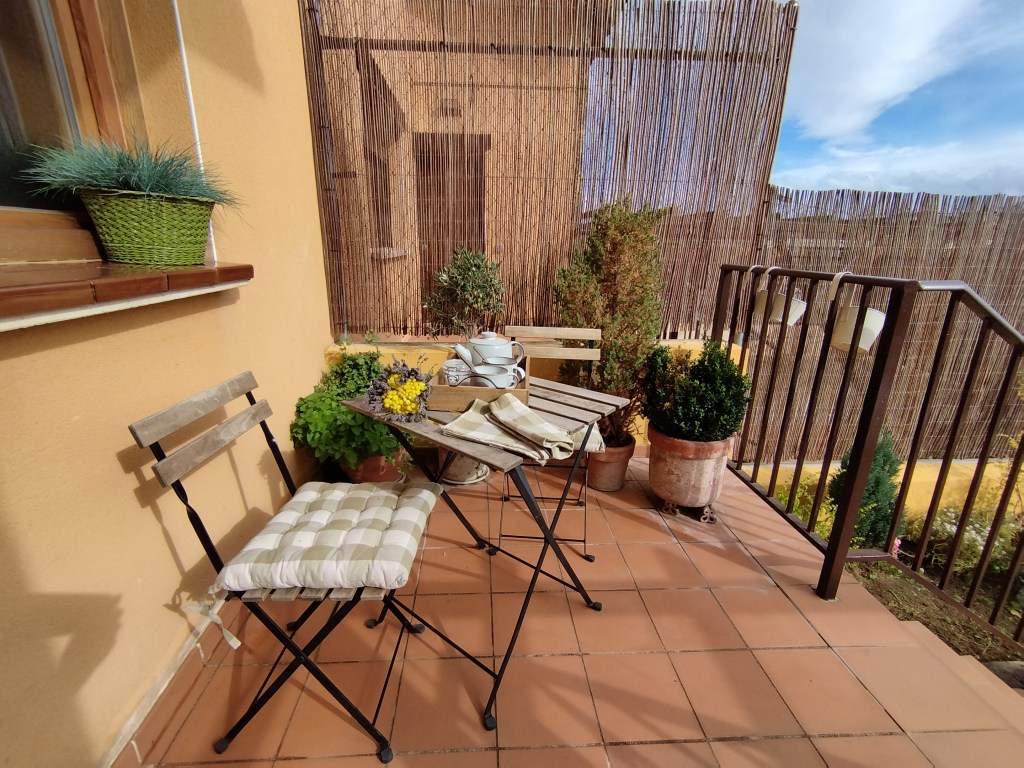 Terraza delantera con mesa y sillas Casa Paraíso Navas