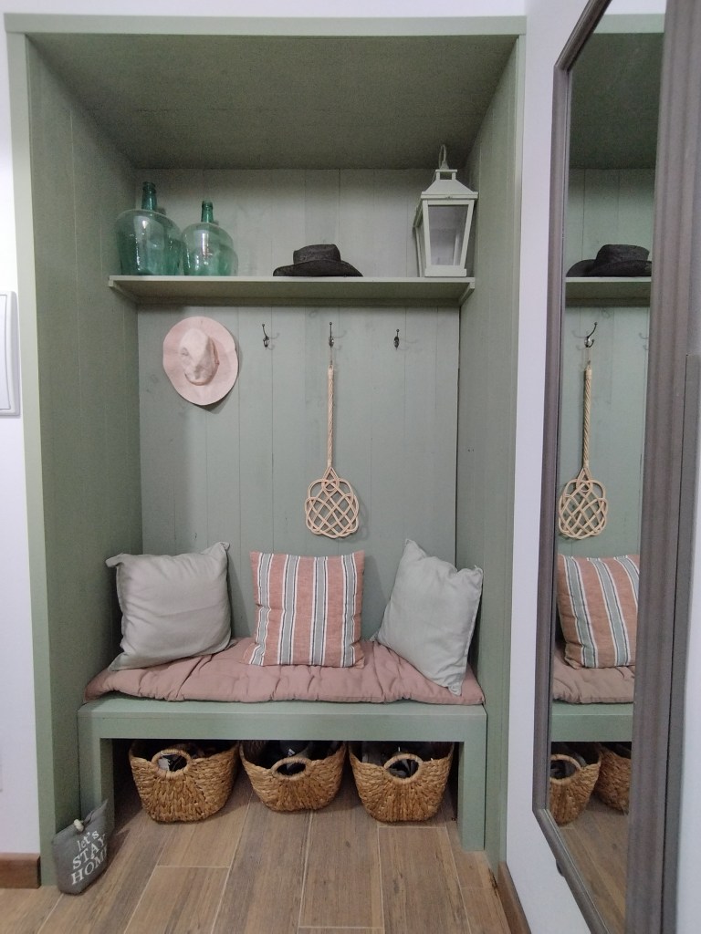 Entrada con banco y perchero Casa Paraíso Navas