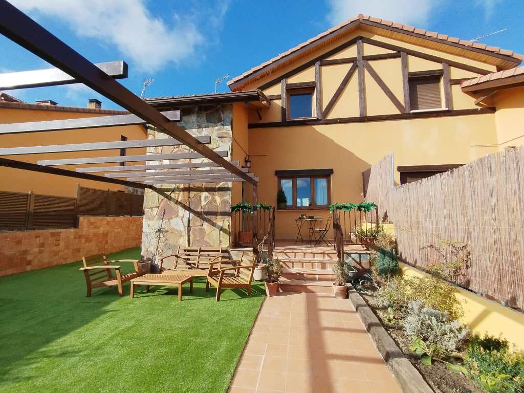 Entrada y jardín delantero Casa Paraíso Navas