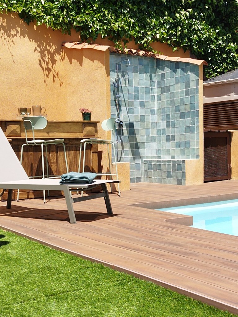 Jardín trasero con piscina , ducha y bar