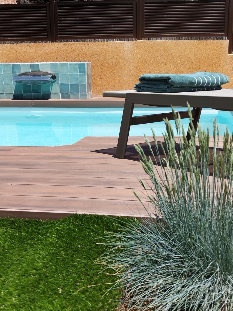 Jardín trasero con piscina, ducha y bar